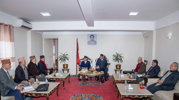 ओलीलाई भेटेपछि धुम्बाराही पुगे प्रचण्ड, बहुमत सचिवालय सदस्यको उपस्थितिमा छलफल